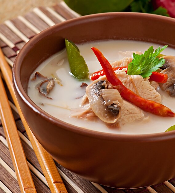 Thailändische Suppe mit Huhn und Pilzen