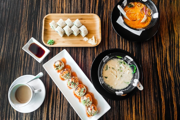 Thailändische Suppe Tom Kha Gai mit Brötchen zum Mittagessen in einem Restaurant