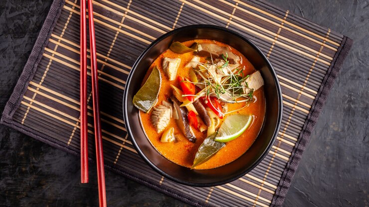 Foto thailändische suppe tom yam vom huhn.