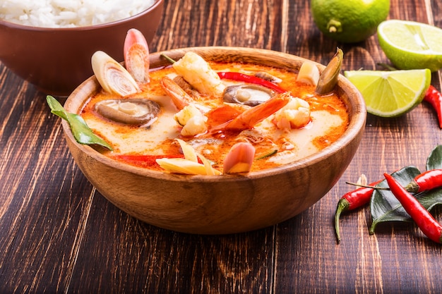 Thailändische Tom Yam Suppe mit Garnelen und Shiitake-Pilzen