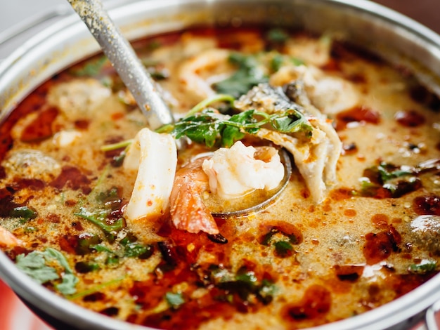 Thailändische Tom Yum Seafood Cremige Suppe.