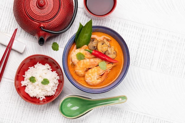 Thailändische Tom-Yum-Suppe und Schüssel Reis