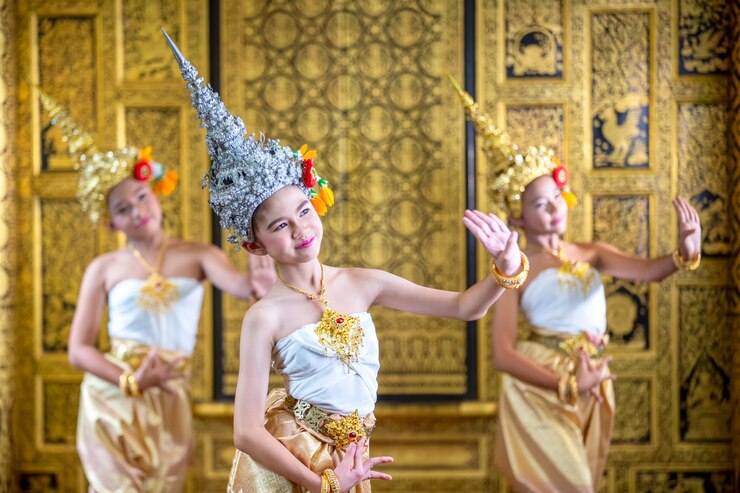 Thailändische Tracht. Junge Kinderschauspieler führen thailändischen alten Tanz durch