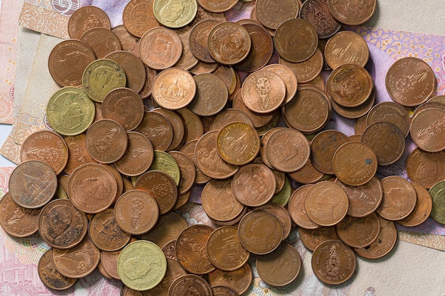 Thailändischer Baht Satang, Thailändischer Satang-Münzen-Geldbaht von Thailand, Makro-Baht-Münze, Makro-Münze, Doppelbelichtung