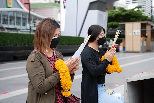 Thailändischer Buddhismus beten für Spendenanbetung