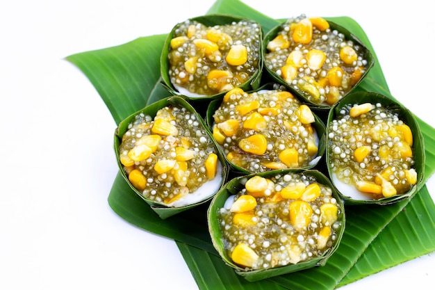 Thailändischer Dessert-Kokospudding mit Tapioka-Perle oder Sago und Mais