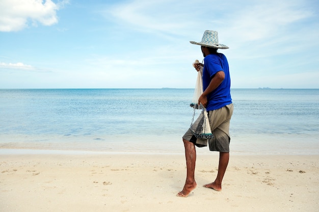 Thailändischer Fischer bereiten sich auf das Werfen des Fischernetzes, Hua-Hin, Thailand vor