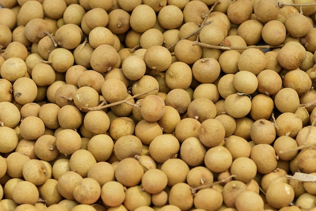 Thailändischer Frucht Longanhintergrund. Longan exotische Früchte für den Verkauf in Straßenmarkt,