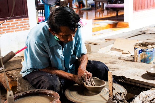 Thailändischer Handwerkstechniker oder professioneller Töpfer verwenden am 3. September 2022 in Nonthaburi Thailand handgefertigte Töpfer- und Kunsthandwerksskulpturen auf der Insel Koh Kret in Pak Kret