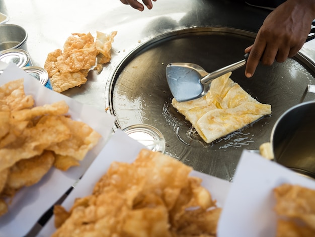 Thailändischer knusperiger roti Straßenlebensmittel-Warenkorbverkäufer.