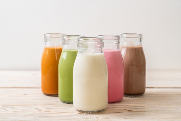 Thailändischer Milchtee, Matcha-Grüntee-Latte, Kaffee, Schokoladenmilch, rosa Milch und frische Milch in der Flasche