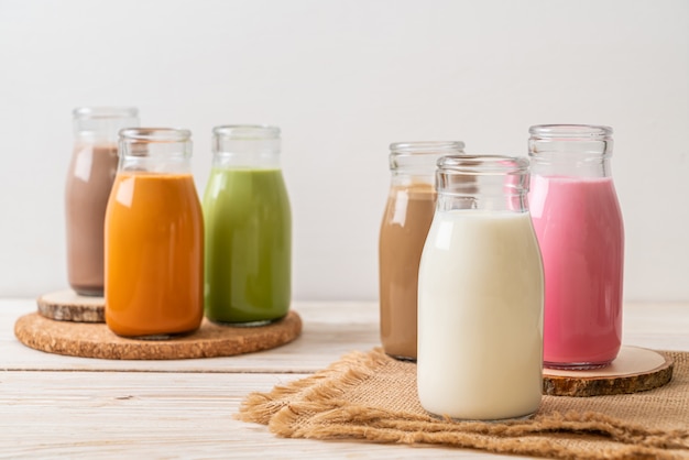 Thailändischer Milchtee, Matcha-Grüntee-Latte, Kaffee, Schokoladenmilch, rosa Milch und frische Milch in der Flasche