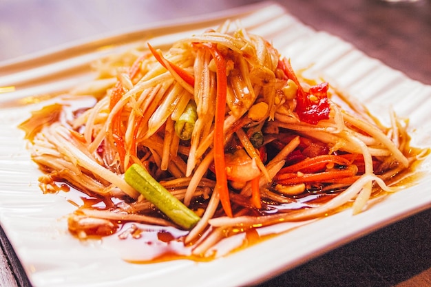 Thailändischer Papaya-Salat mit Erdnüssen und getrockneten Garnelen asiatisches Essen