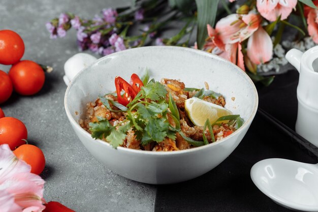 Thailändischer Reis mit Huhn und Gemüse.