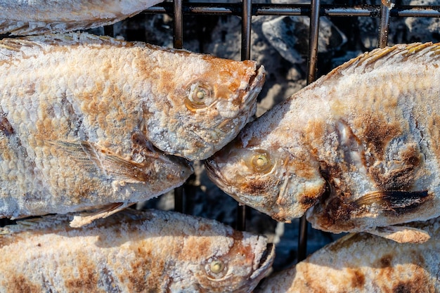 Thailändischer Straßenhändler verkauft gegrillten Fisch auf dem Straßenmarkt in Koh Phangan Thailand Nahaufnahme