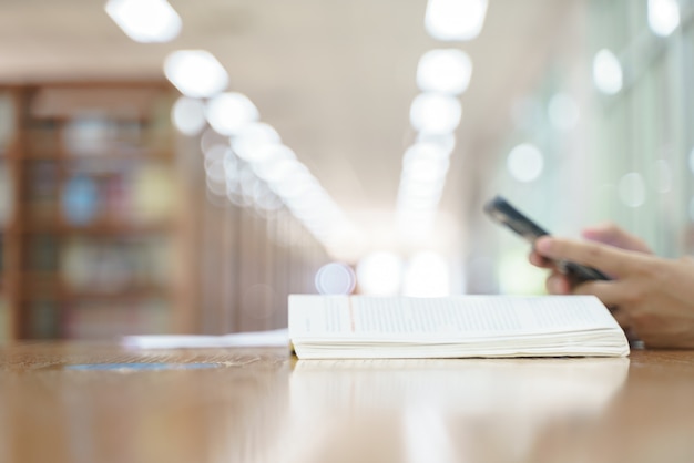 Thailändischer Student, der Handy benutzt