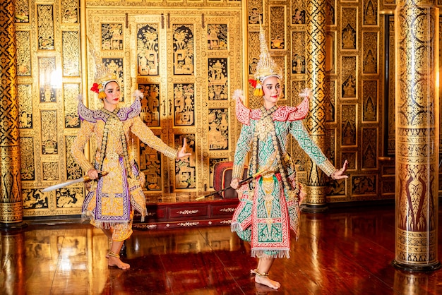 Thailändischer Tanz in traditioneller Ramayana-Maske