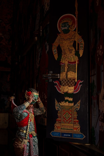 Thailändischer Tanz in traditioneller Ramayana-Maske