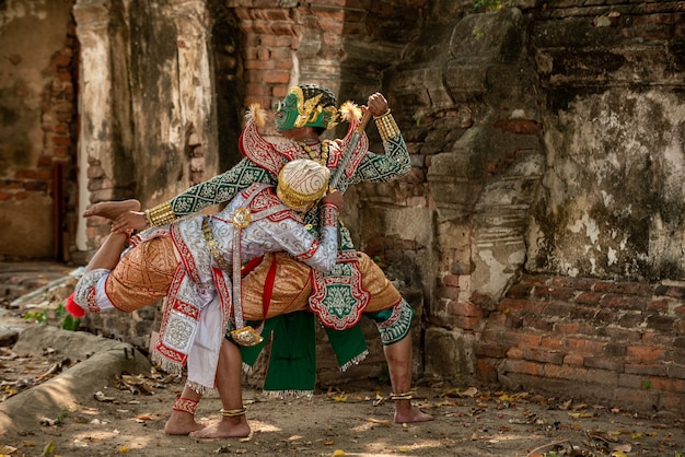 Thailändischer Tanz in traditioneller Ramayana-Maske