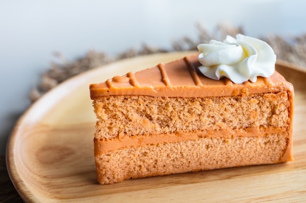 Thailändischer Teeschichtkuchen auf hölzerner Platte