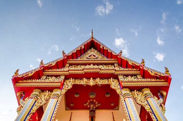 Thailändischer Tempel und blauer Himmel