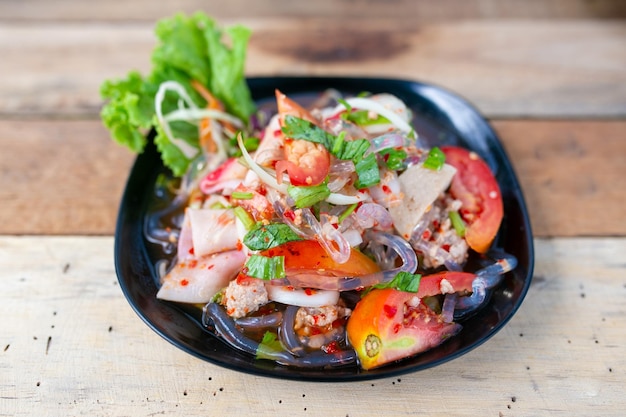 Thailändischer würziger Mixsalat mit Schweinefleisch