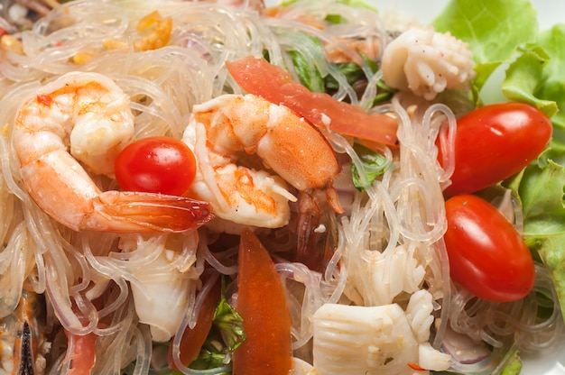 Foto thailändischer würziger salat mit nudelglas und -garnele