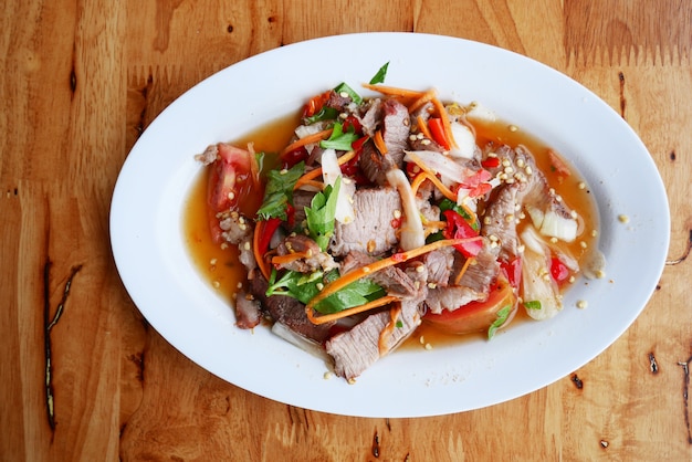 Thailändischer würziger Salat mit Schweinefleisch