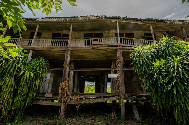 Foto thailändisches altes holzhaus kaputt