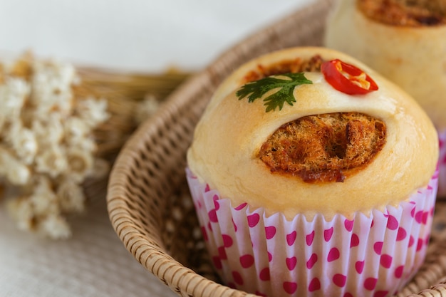 Thailändisches Artbrot oder -brötchen mit getrocknetem zerrissenem Schweinefleisch oder Schweinefleischseide und Garnele brieten Paprikapaste.