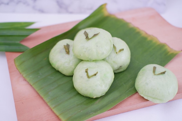 Thailändisches Dessert, gedämpfter klebriger Reiskuchen auf einer Holzplatte