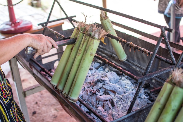 Thailändisches Dessert Khaolam Klebreis mit Kokosmilch, geröstet in Bambusgelenken Zylinder