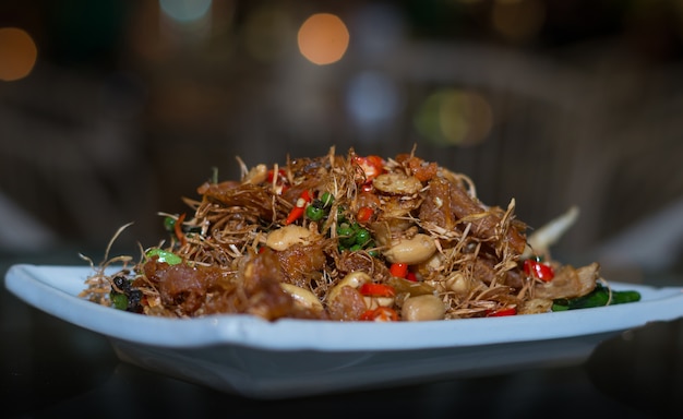 Thailändisches Essen, gebratener Fisch rühren mit Cashewnuss im spicies Aroma