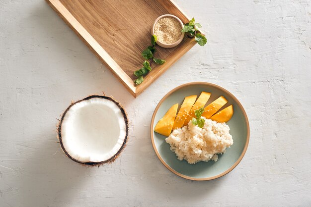 Thailändisches Essen, Mango mit Sticky Rice mit allen Zutaten