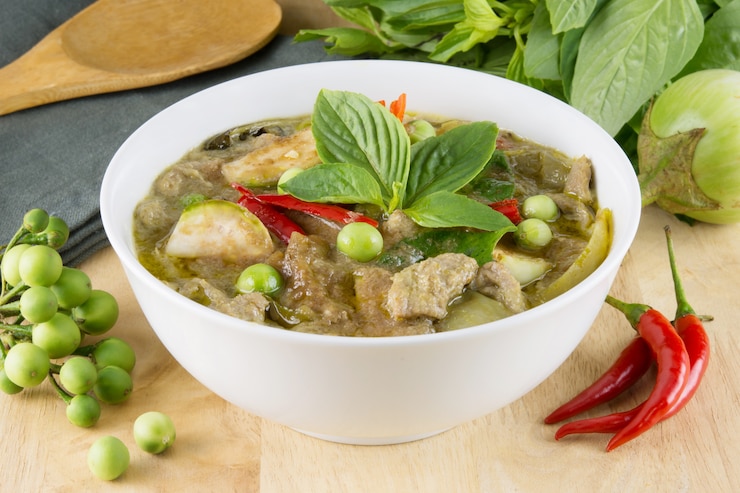 Foto thailändisches essen namens gang keow wan; grünes curry in der weißen schüssel