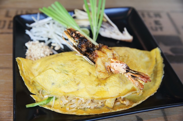 Thailändisches Essen Padthai gebratene Nudeln mit Garnelen