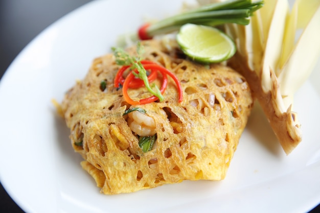 Thailändisches Essen Padthai gebratene Nudeln mit Garnelen