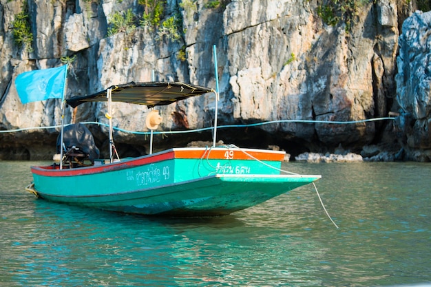 Thailändisches Fischerboot benutzt als Fahrzeug für das Finden von Fischen im Meer