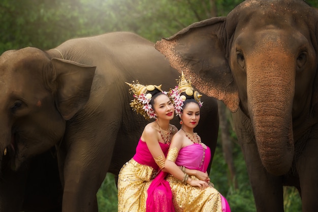 Thailändisches Kleid der Frauenabnutzung mit Elefanten.