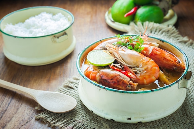 Thailändisches Lebensmittel, würzige Suppe der Flussgarnele oder Tom yum goong auf Holztisch