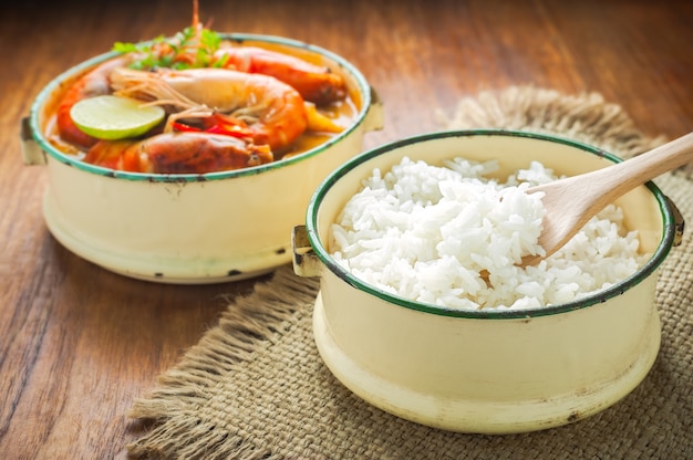 Thailändisches Lebensmittel, würzige Suppe der Flussgarnele oder Tom yum goong auf Holztisch