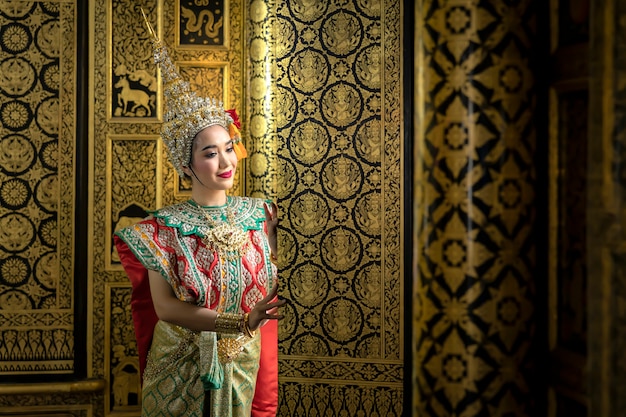 Thailändisches Mädchen im traditionellen thailändischen Kostüm, Identitätskultur von Thailand.