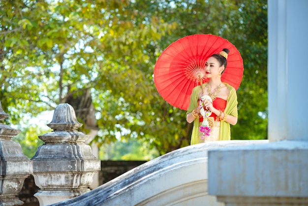 Thailändisches Mädchen im traditionellen thailändischen Kostüm