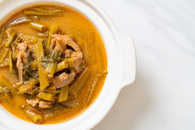 Thailändisches Schweinefleischcurry mit Winde