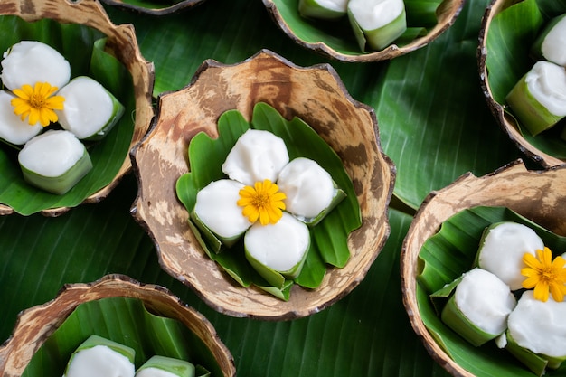 thailändisches weißes Dessert in Kokosnuss