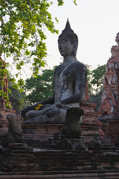 THAILAND, AYUTTHAYA, alte Buddha-Statue in einem Tempel