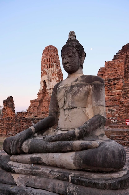 THAILAND, Ayutthaya, die Ruinen der antiken Tempel der Stadt, alter Buddha