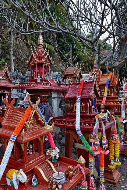 Thailand, Ayutthaya, diese Votiv-Miniaturtempel werden von Thailändern zum Gedenken an ihre verstorbenen Verwandten an diesem heiligen Ort zurückgelassen