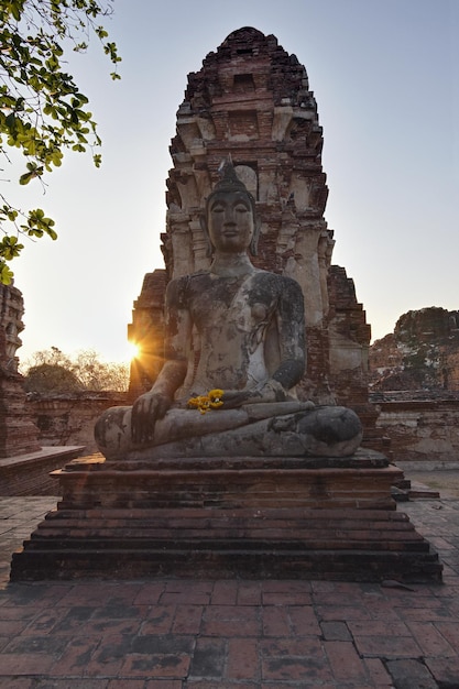 THAILAND, Ayutthaya, eine alte Buddha-Statue bei Sonnenuntergang