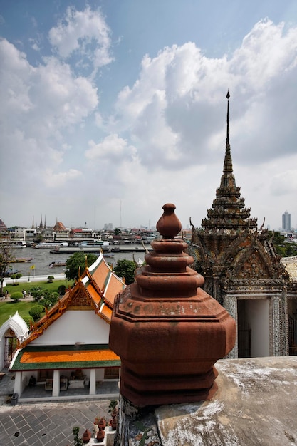 Thailand, Bangkok, Blick auf den Fluss Chao Praya und die Skyline der Stadt vom Arun-Tempel aus gesehen